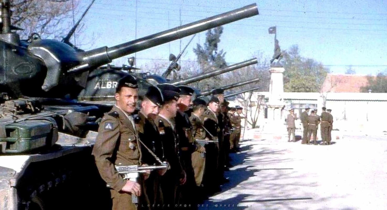 1348- Le Telagh - Prise d'Armes2 - 9e Hussards - 1959.jpg